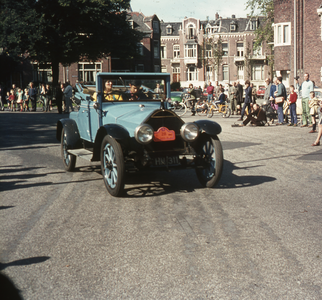 804462 Afbeelding van een old-timer tijdens een optocht van klassieke auto's op de hoek Oudwijk / Wilhelminapark te ...